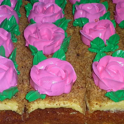 Пирожное бисквитное с кремом 'Розовая клумба'