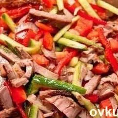 Салат с говядиной и овощами