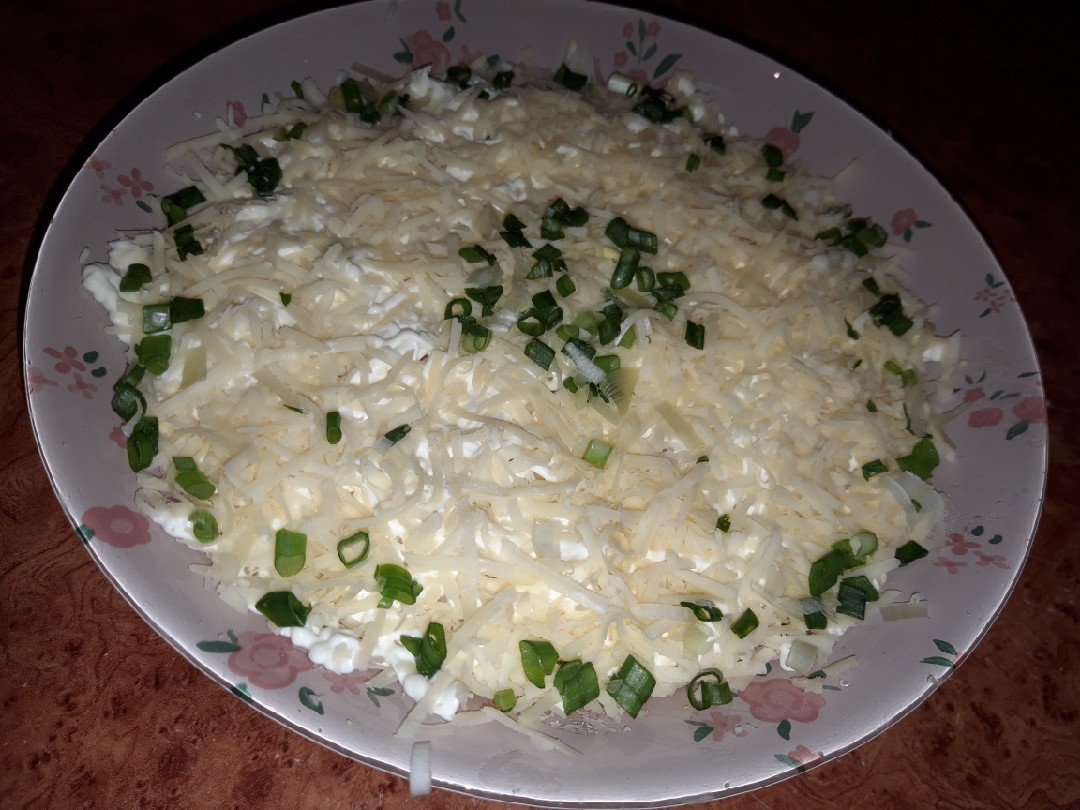Салат сырно-шпротный