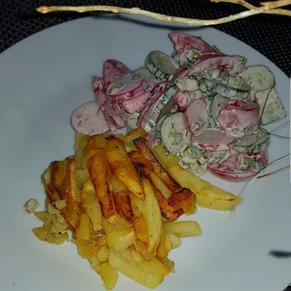 Жареная картошка с салатом