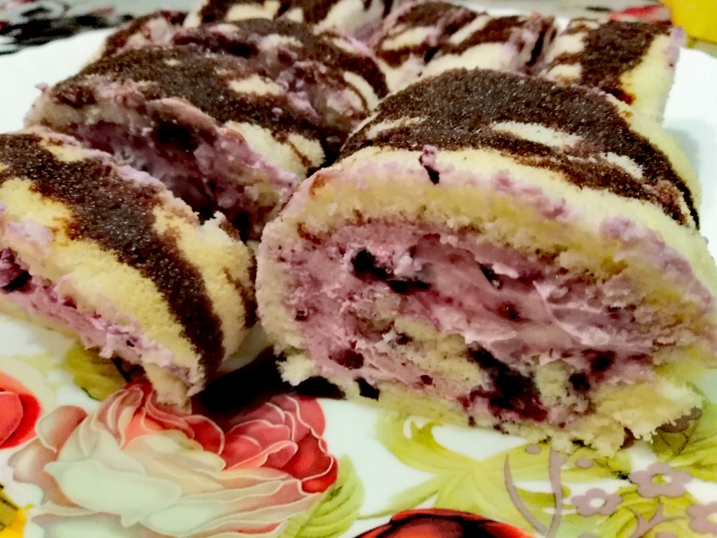 Бисквитный рулет с творожно-черничным кремом🔥