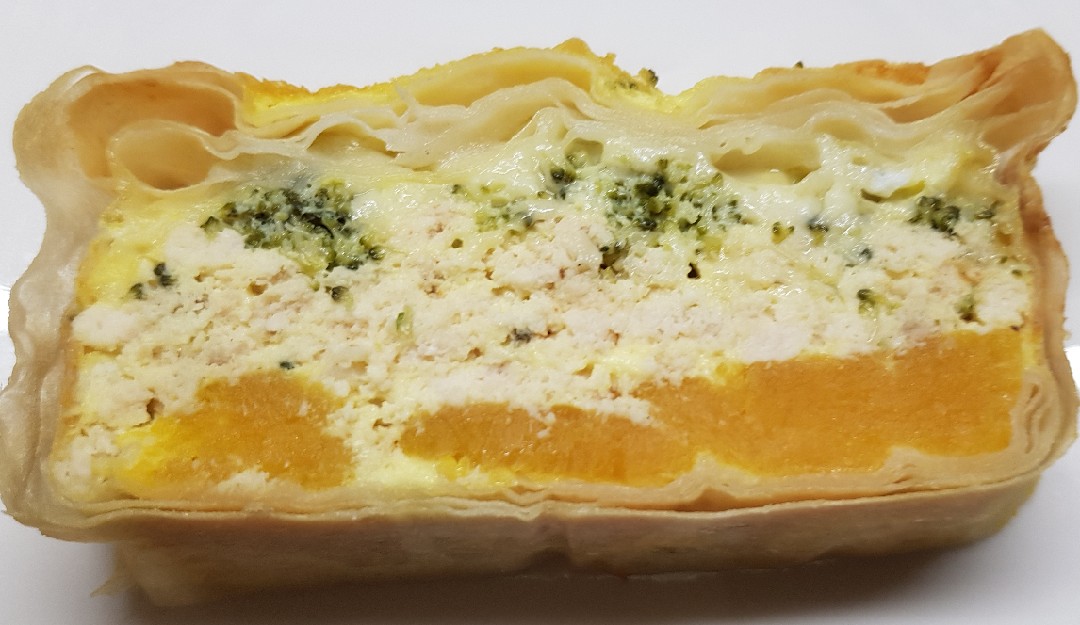 Пирог с тыквой, курицей, брокколи и пармезаном