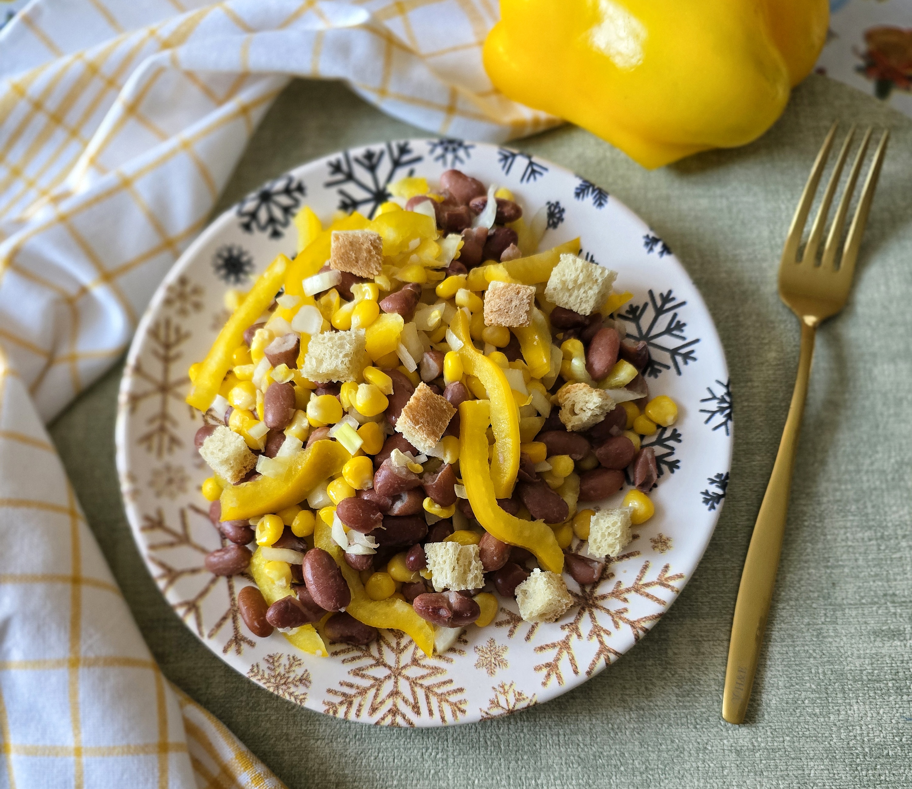 Салат с фасолью, кукурузой и болгарским перцем