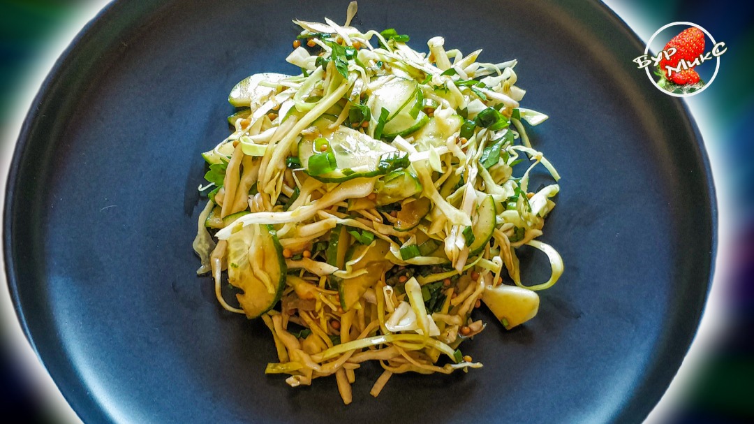 Свежий салат из капусты и огурцов