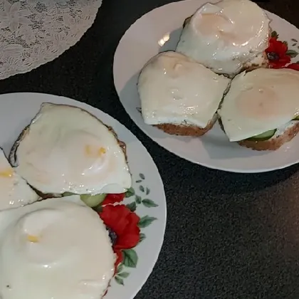 Тосты с яйцом на завтрак