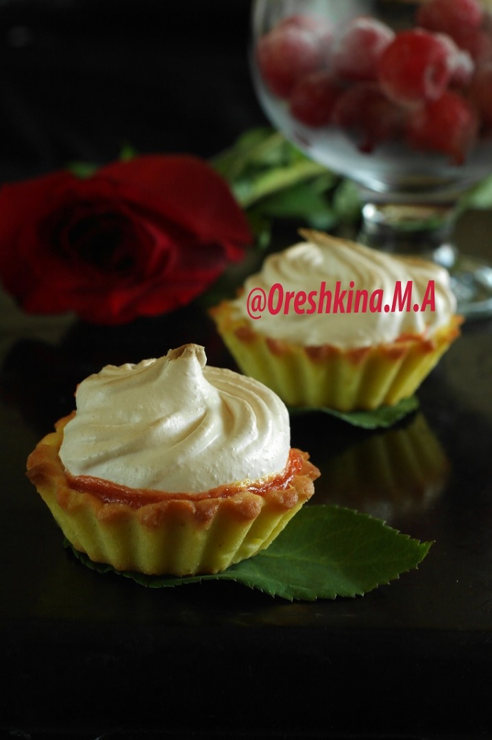 Тарталетки с вишневым курдом и меренгой