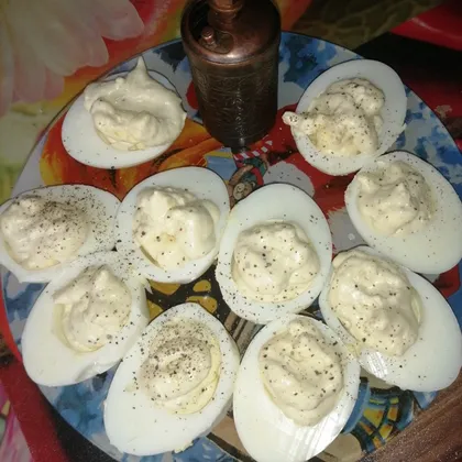 Яйца отварные с майонезом и чесноком. Закуска из детства