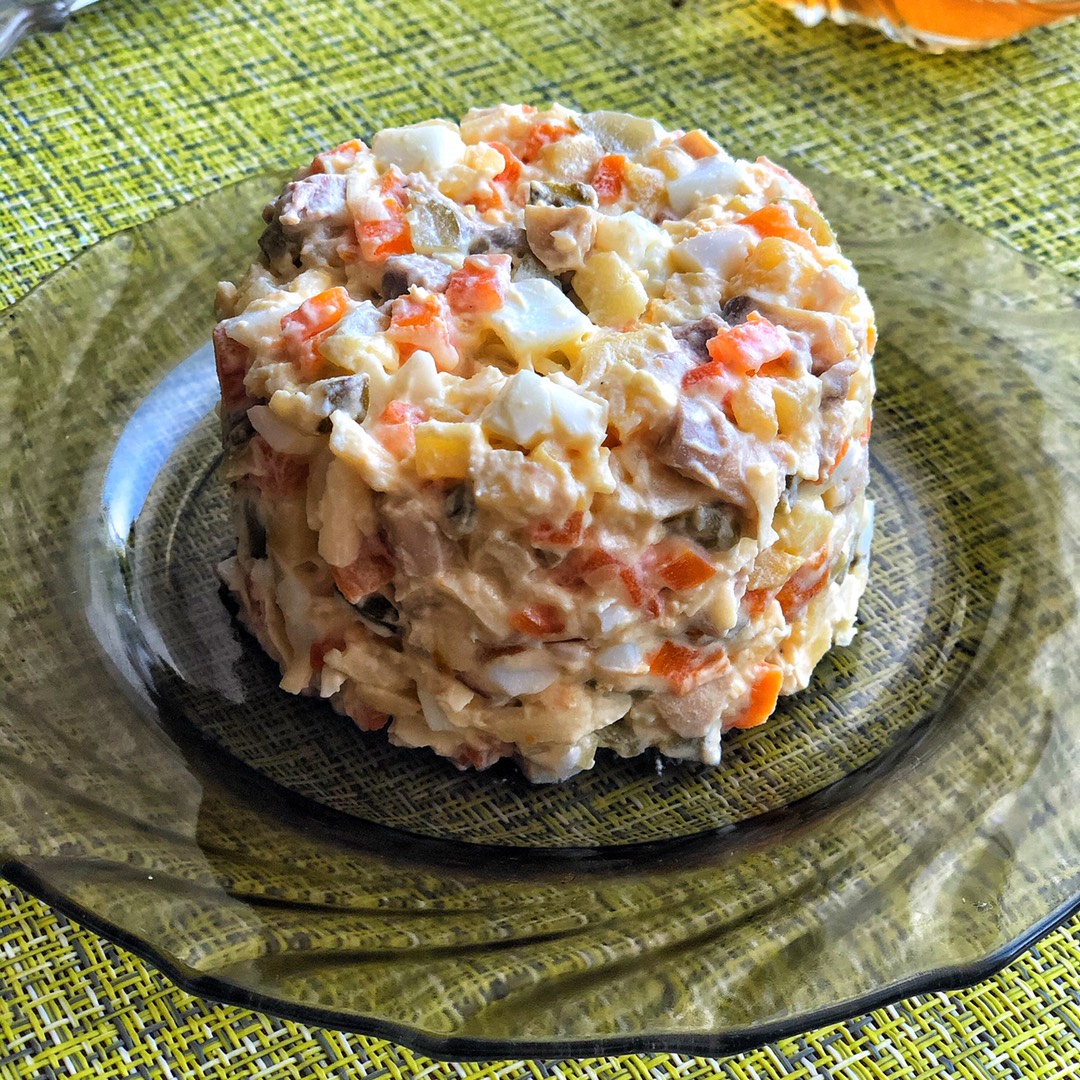 Рецепт салата с маринованными грибами и мясом