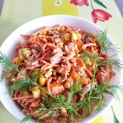 Салат с копчёной курицей, морковью по-корейски и кукурузой