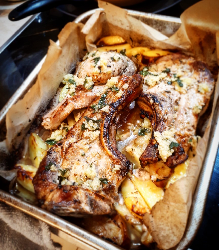 Свинина с яблоками и пастернаком