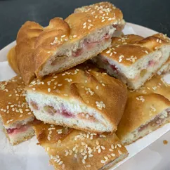 Пирог с ревенем и кунжутом