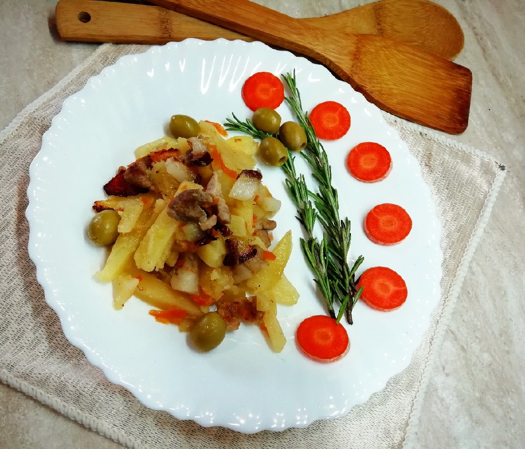 Картофель, жареный с кусочками мяса и копченого сала🍟🥓🥔