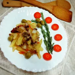 Картофель, жареный с кусочками мяса и копченого сала🍟🥓🥔