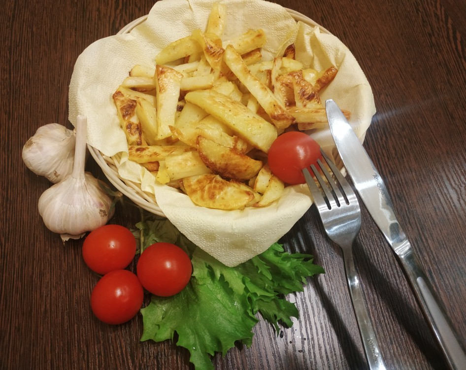 Картофельные дольки с чесноком и травами