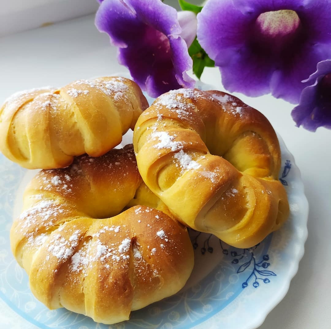 Песочные рогалики со сгущенкой и орехами