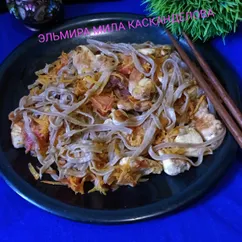 Гречневая лапша с курицей и овощами 