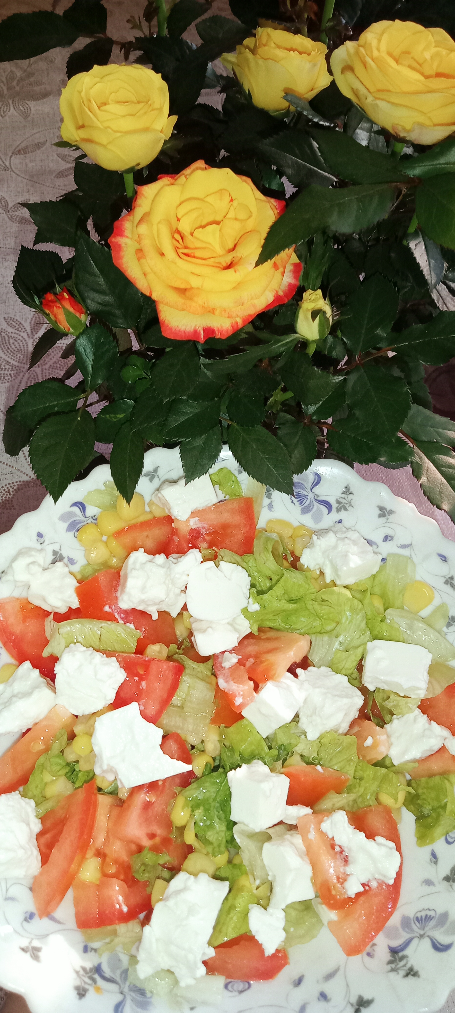 Салат с помидорами, кукурузой и сыром