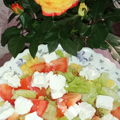 Салат с помидорами, кукурузой и сыром