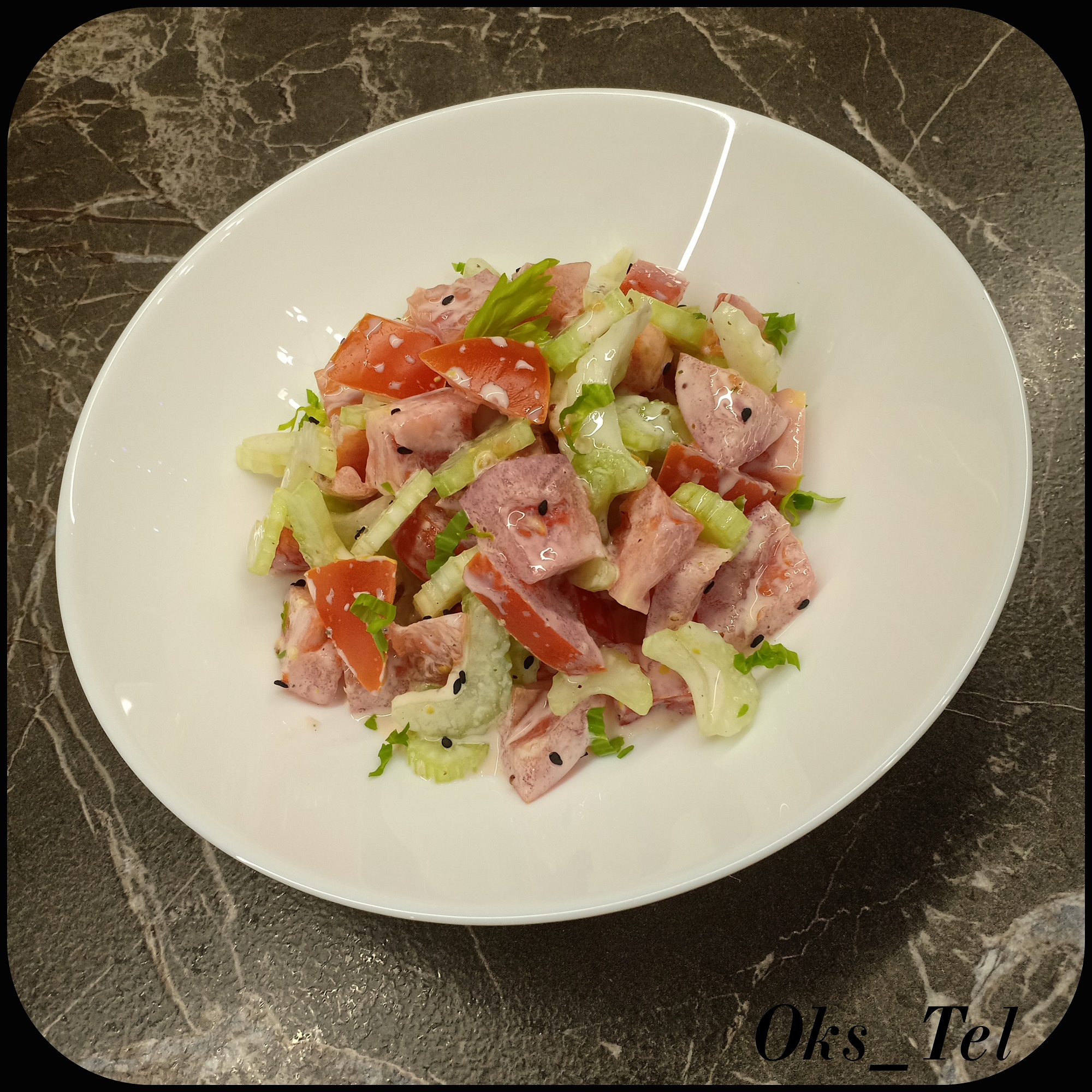 Салат из сельдерея и помидоров