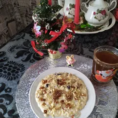 Овсяная каша с орехами, изюмом, финиками