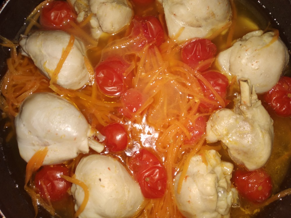 Куриная голень с морковью и помидором