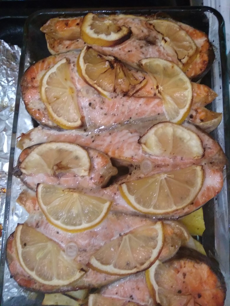 Форель в духовке с овощами