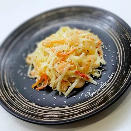 Рисовая лапша в сливочном соусе с овощами и креветками