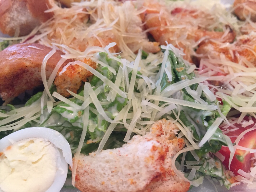 Салат Цезарь с креветками