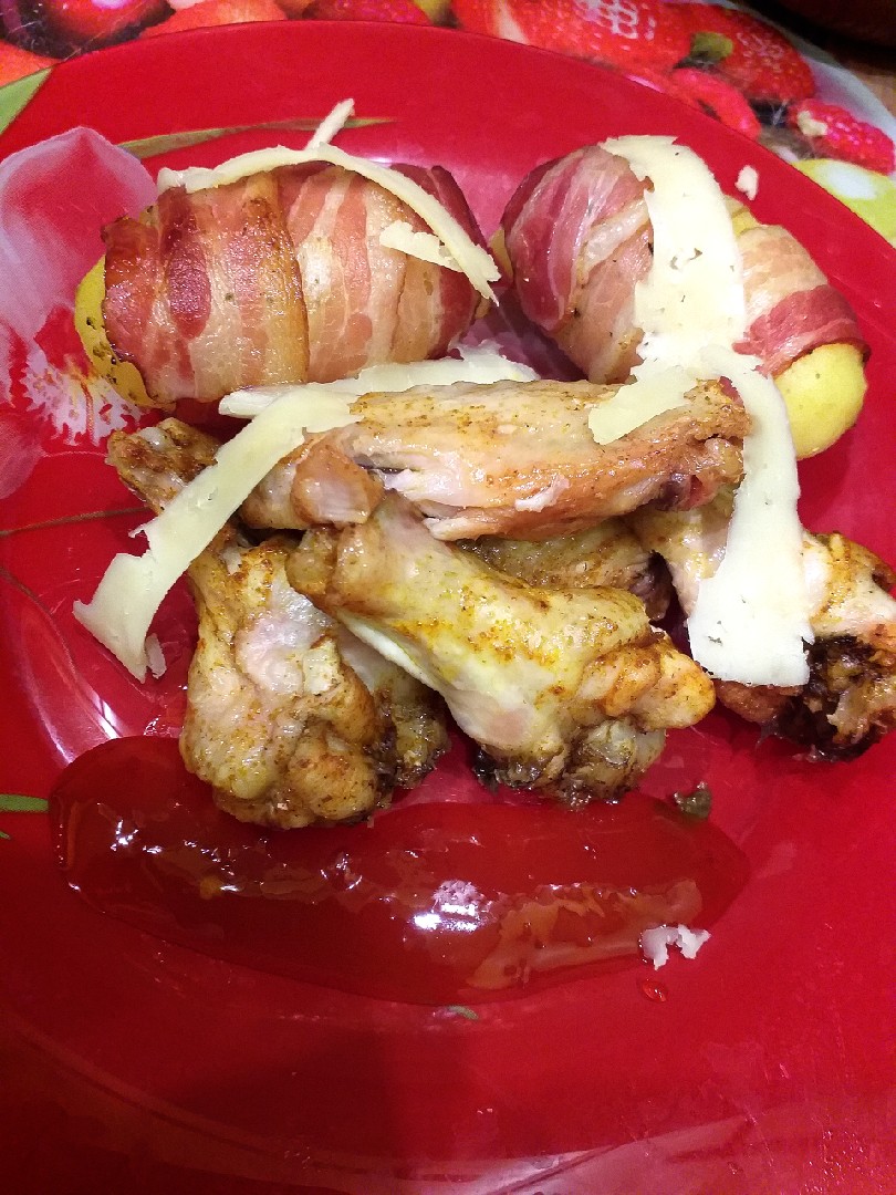 Запеченная картошка в беконе с куриными крылышками