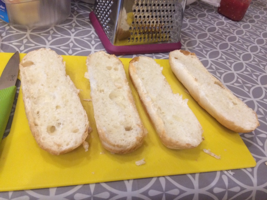 Пицца на булочке для хот-догов