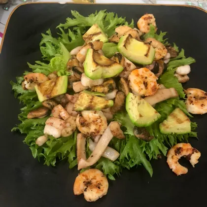 Салат с море продуктами и авокадо