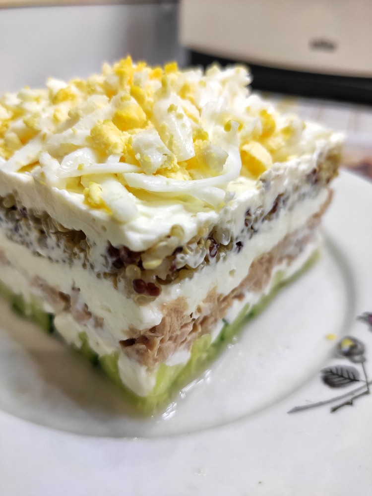 Салат с тунцом и киноа