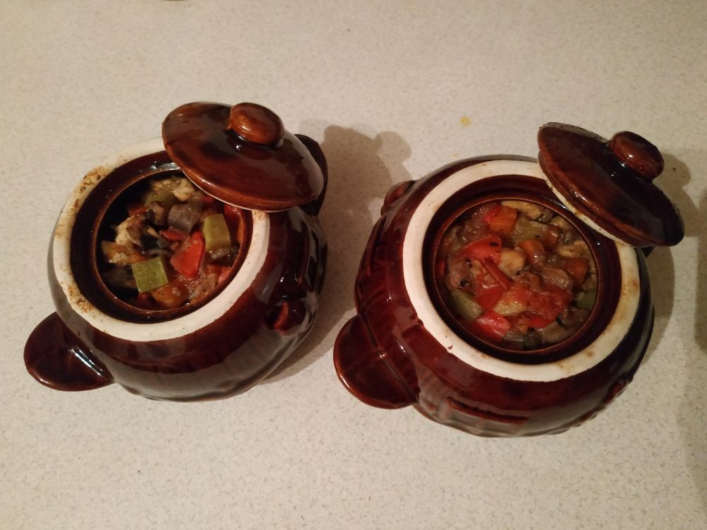 Болгарская кавърма-мясо, тушеное с овощами
