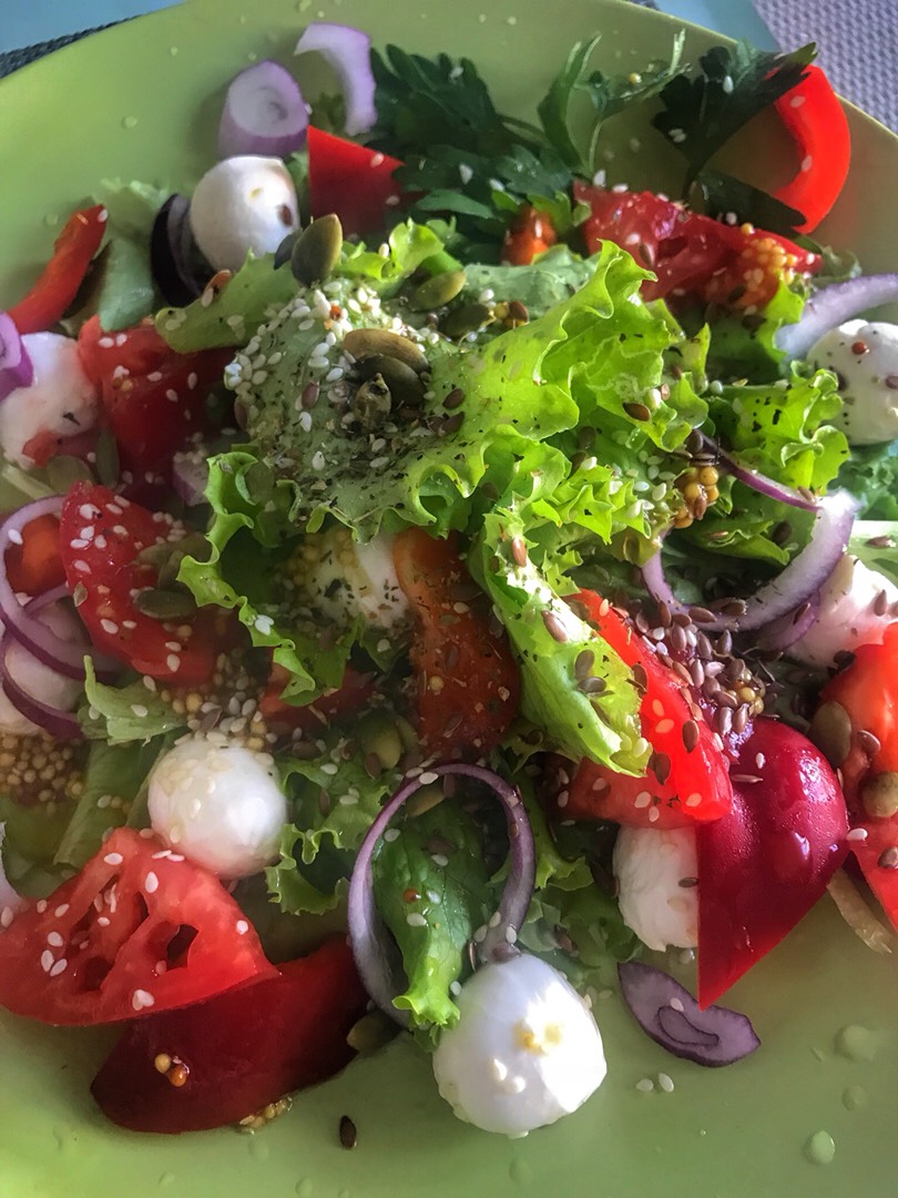 Салат с моцареллой