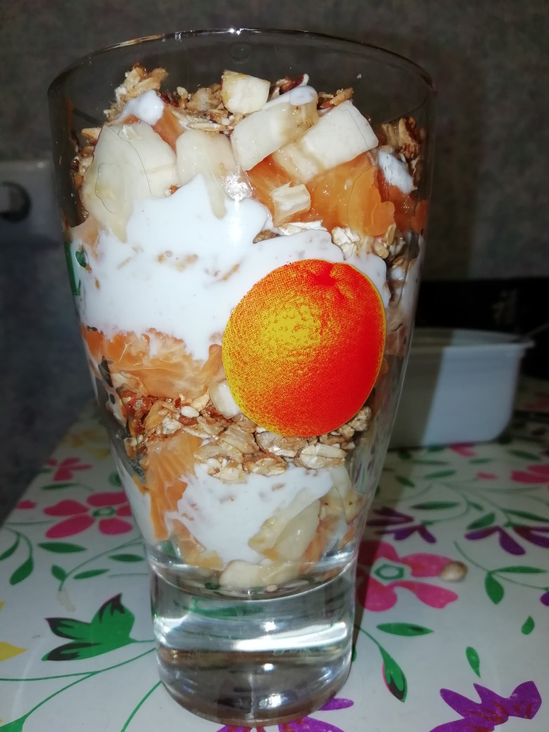 Фруктовый салат с гранолой