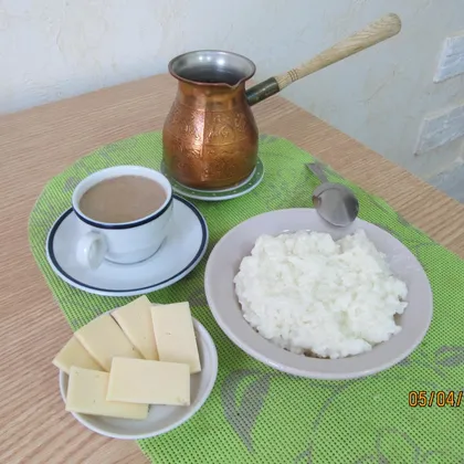 Каша рисовая на молоке и кофе на завтрак