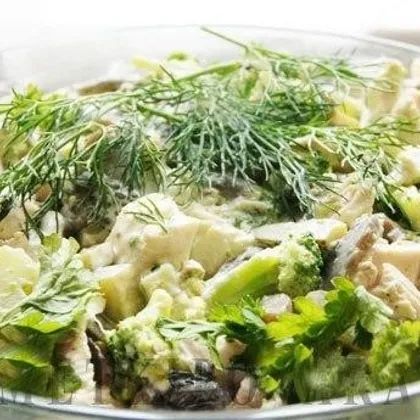 Салат из брокколи с курицей и грибами