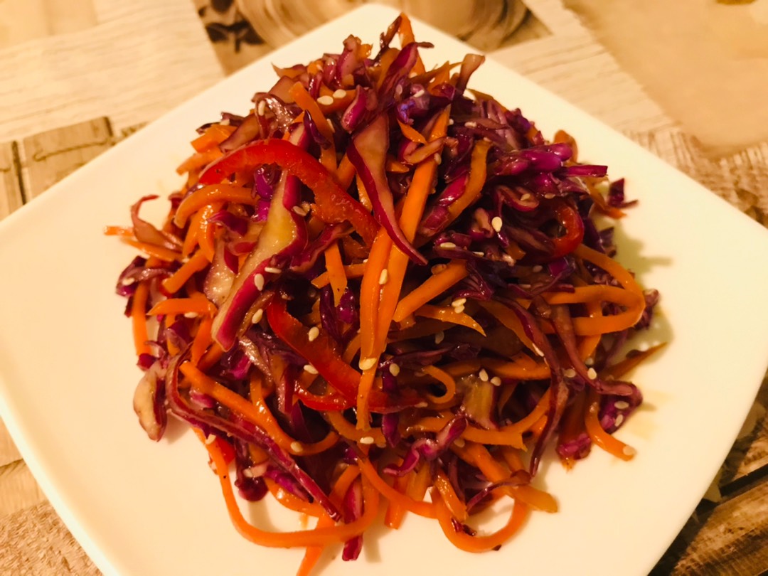 Салат с кальмарами и корейской морковью - Лайфхакер