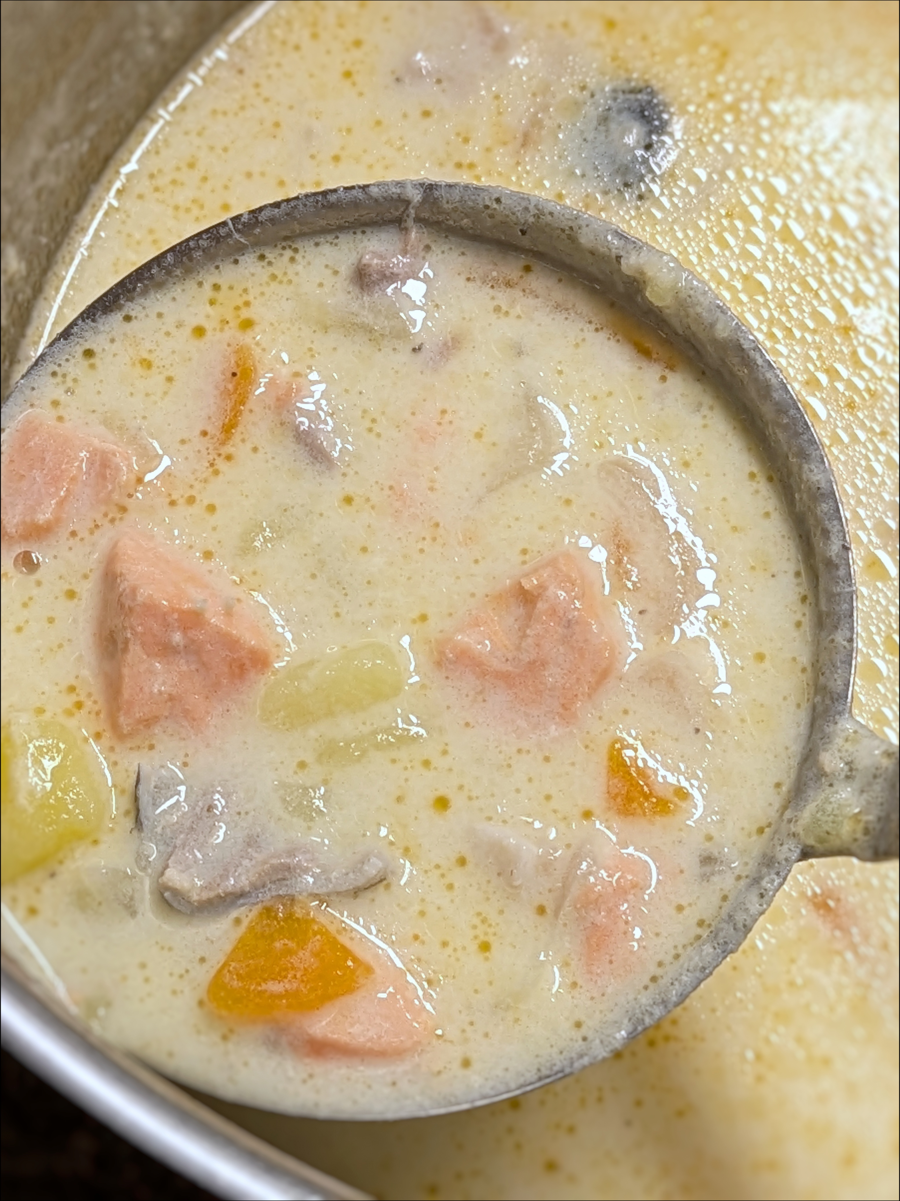 Сливочная уха из красной рыбы