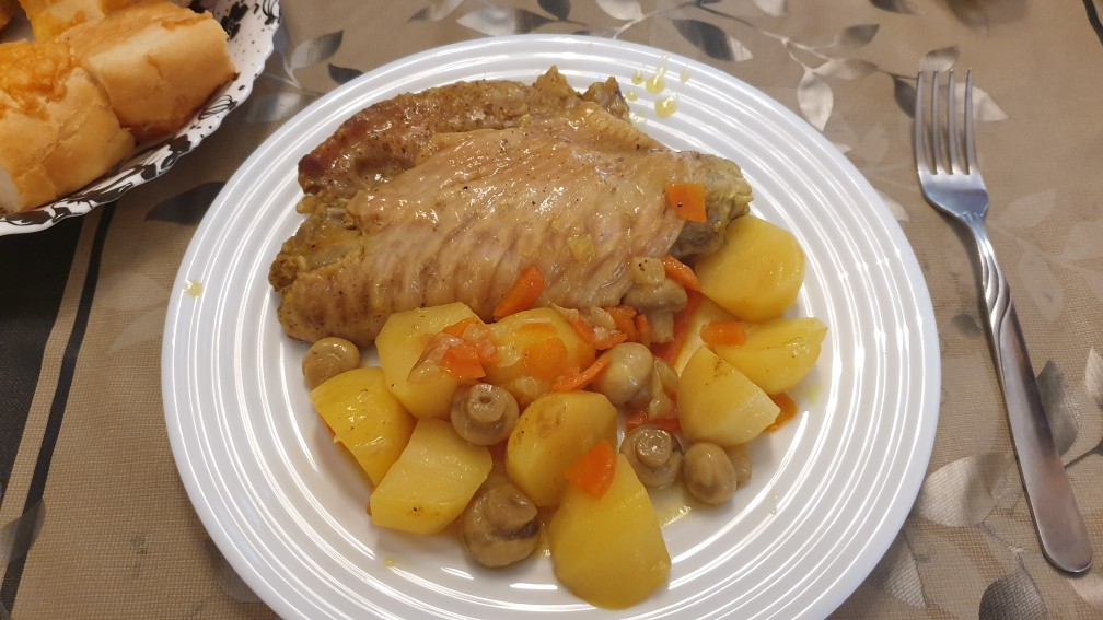Крылья индейки с картофелем и шампиньонами