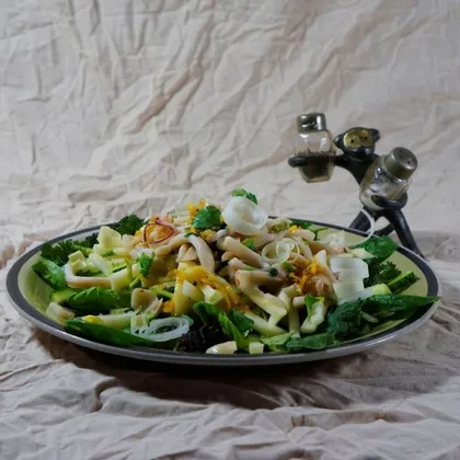 Салат с кальмарами, зеленым яблоком и огурцом