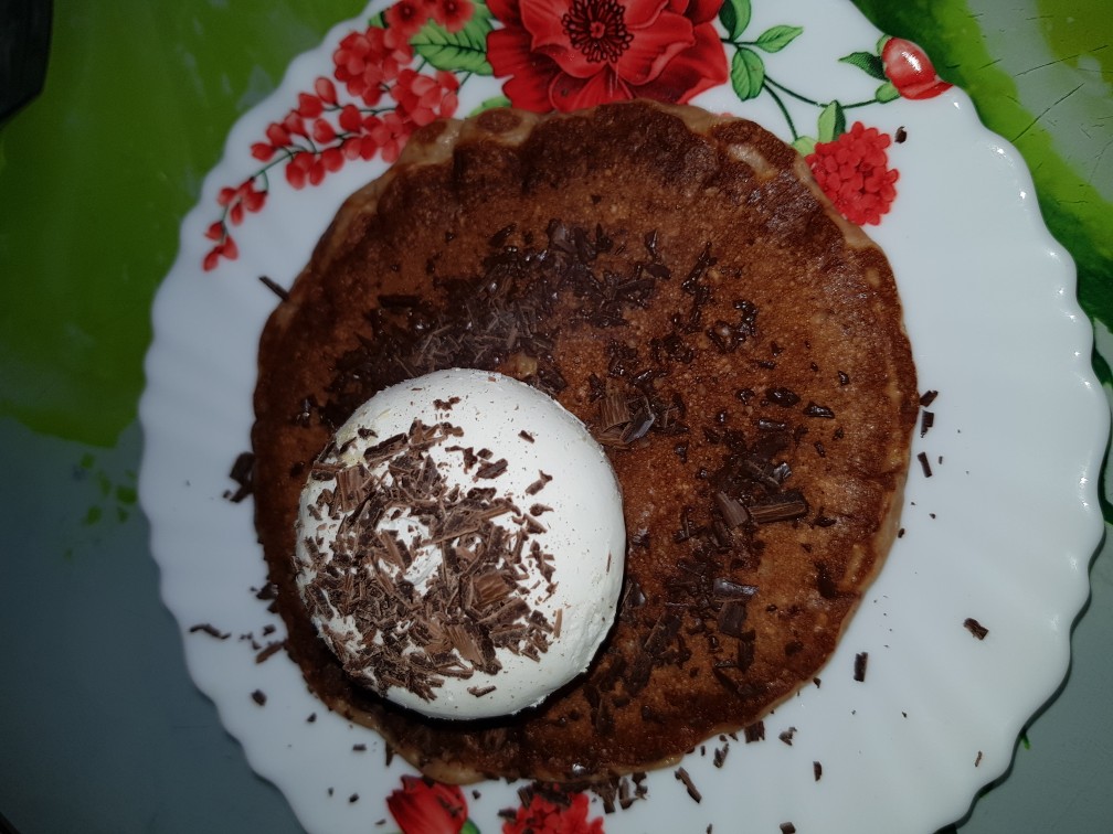Клубничные панкейки с мороженым и шоколадом
