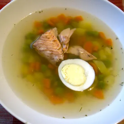 Рыбный супчик с зеленым горошком и яйцом