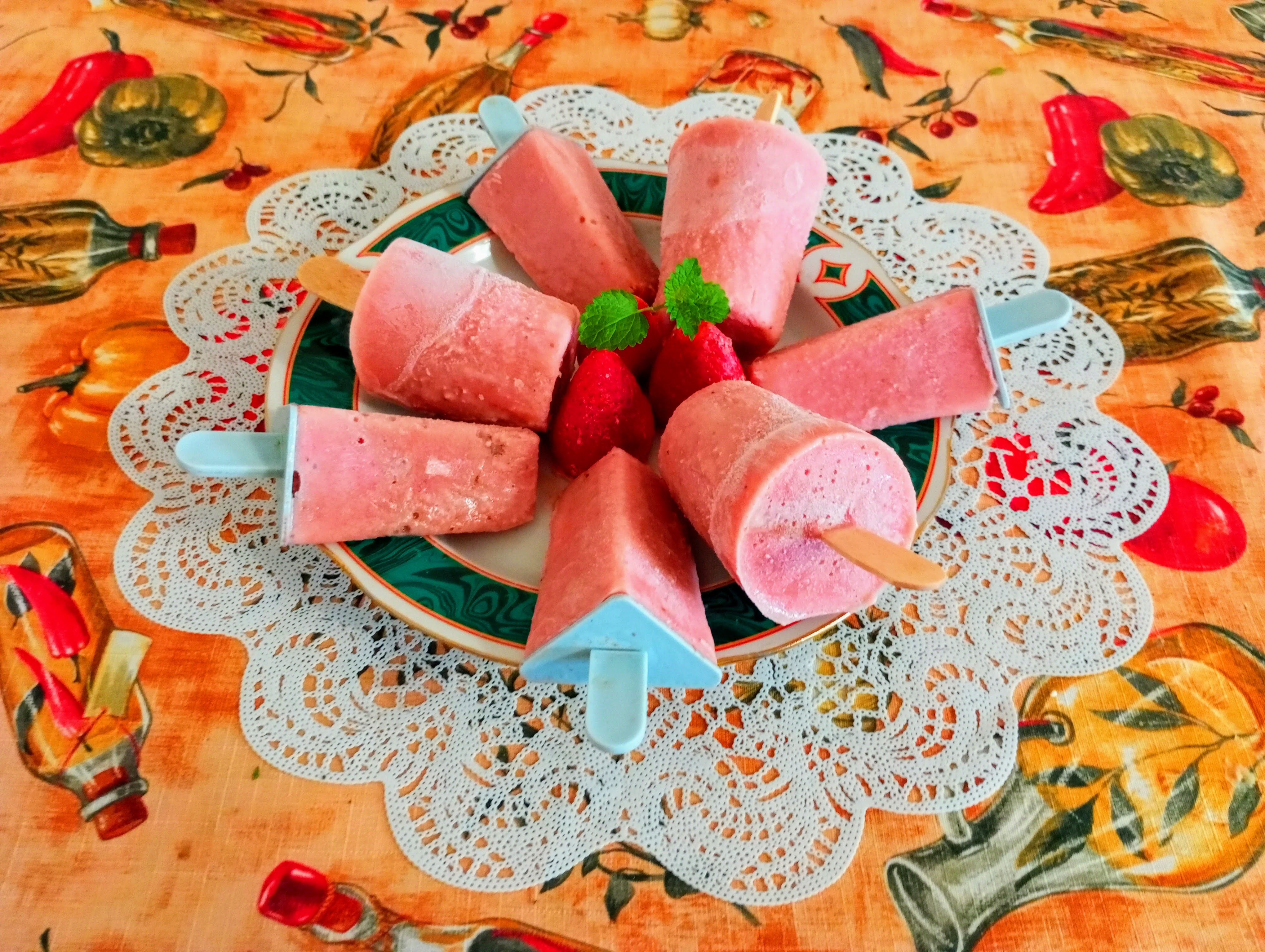 Фруктовый лед с бананом и клубникой