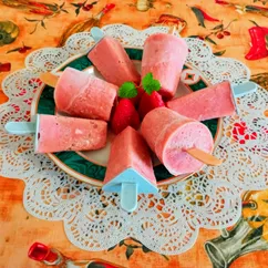 Фруктовый лед с бананом и клубникой