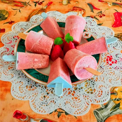 Фруктовый лед с бананом и клубникой