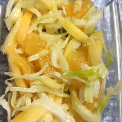 Салат из капусты, манго и апельсина