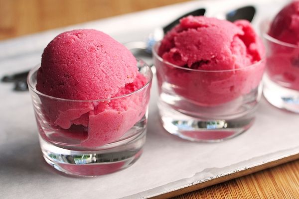 Нежный клубничный щербет на десерт "Льдинка"