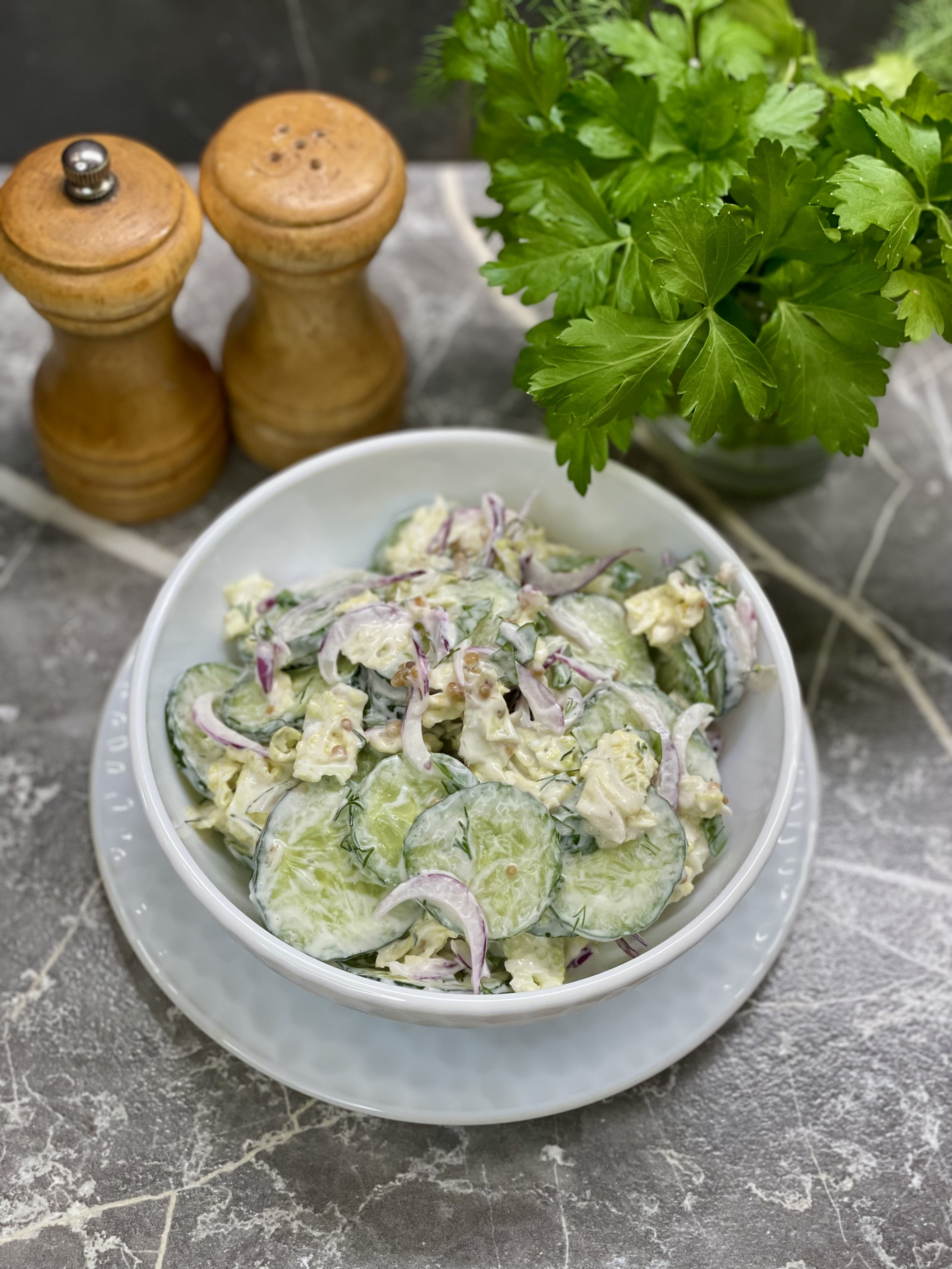 Салат с огурцом и пекинской капустой 