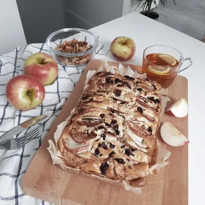 Яблочный пирог с клюквой и орехами